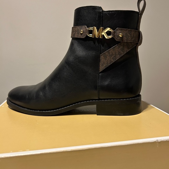 MICHAEL KORS Ankle Bootie Black Leather Combat Boot Womens Size 8 - Picture 1 of 3